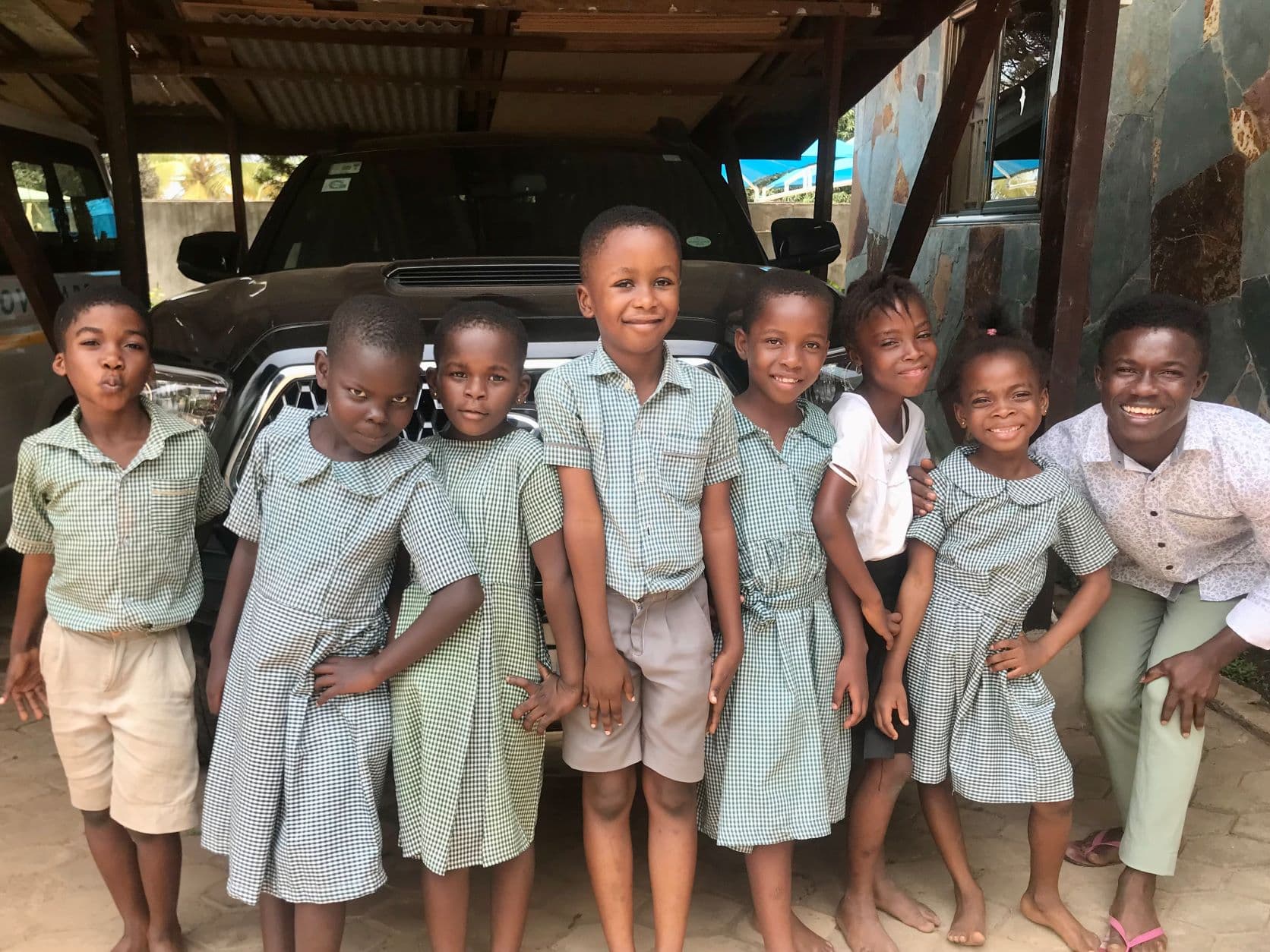 Groep gelukkige kinderen in schooluniformen die samen poseren - deze kinderen kunnen gesponsord worden